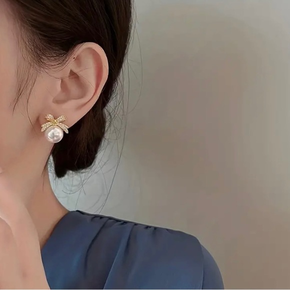 Rhinestone Bowknot & Pearl Earrings - Picture 2 of 3